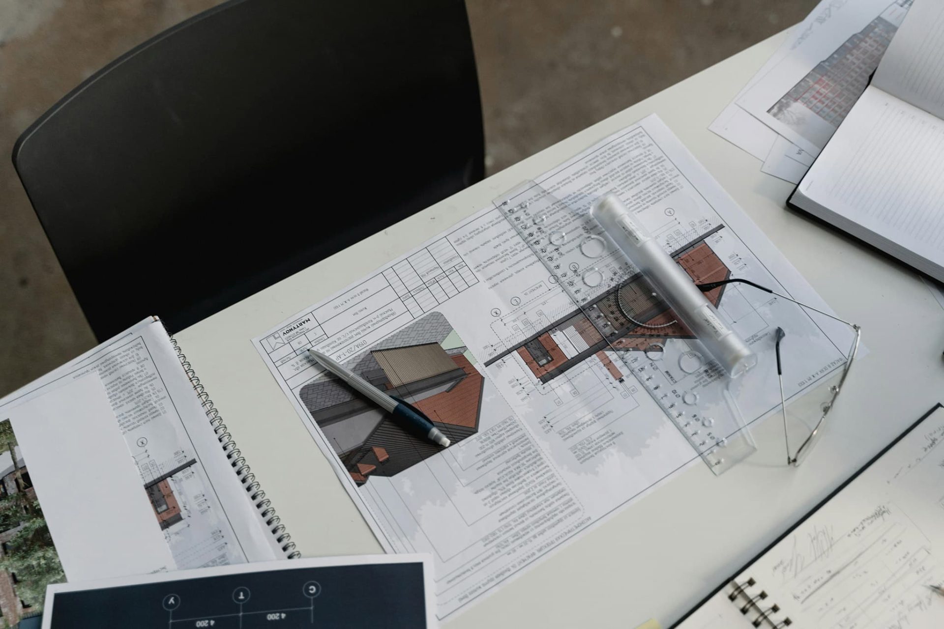 Unsere Haustechnik-Leistungen: Alles aus einer Hand Architektonische Zeichnung mit Bleistift, die präzise Linien und Details eines Bauwerks darstellt.
