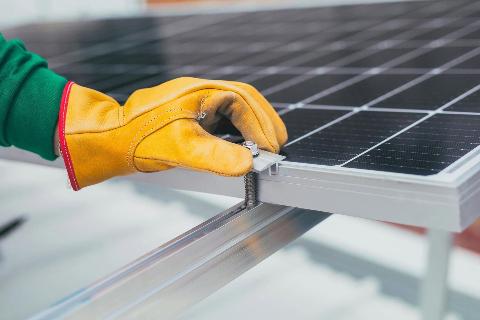 Ein Gebäude mit Solarpanels, das im Sonnenlicht steht und umweltfreundliche Energie erzeugt.