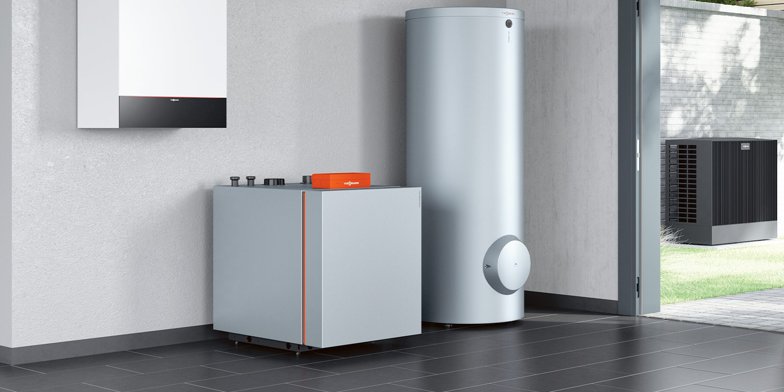 Ein weißer und orangefarbener Wasserboiler steht in einem Raum